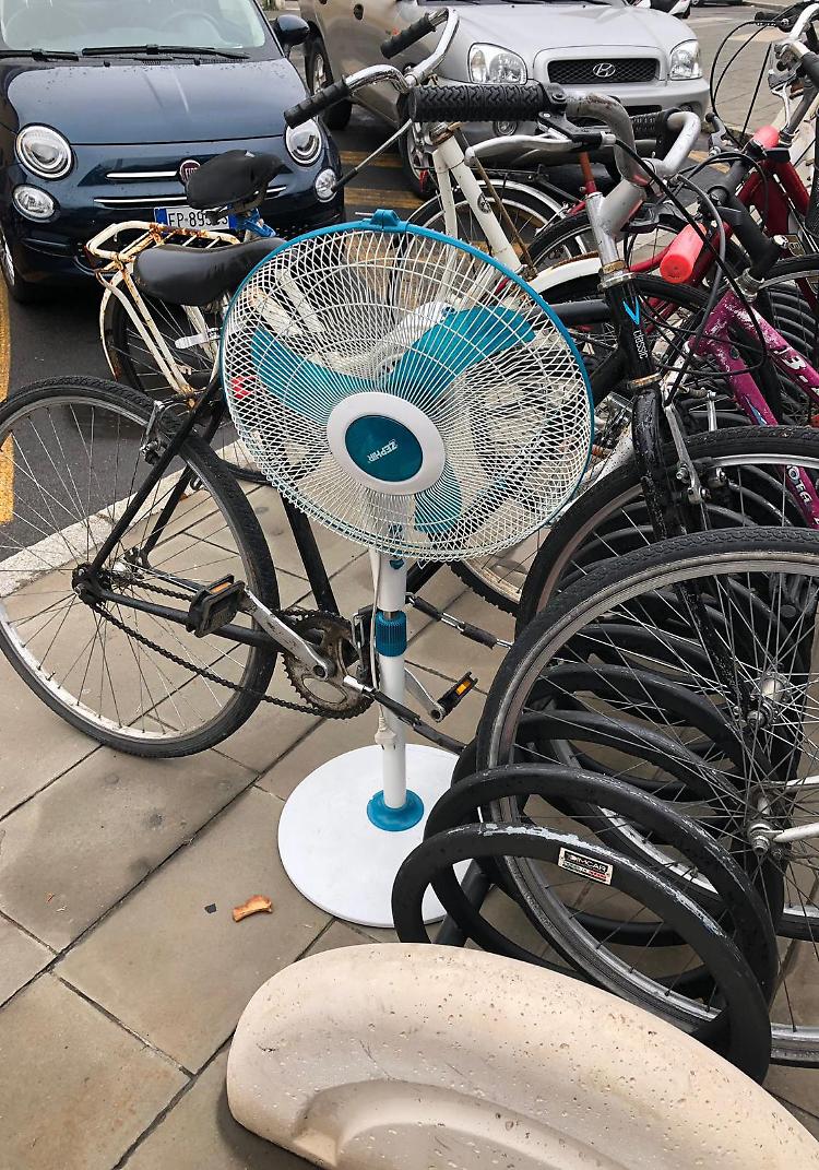 Stazione: biciclette ovunque, la rabbia dei tassisti