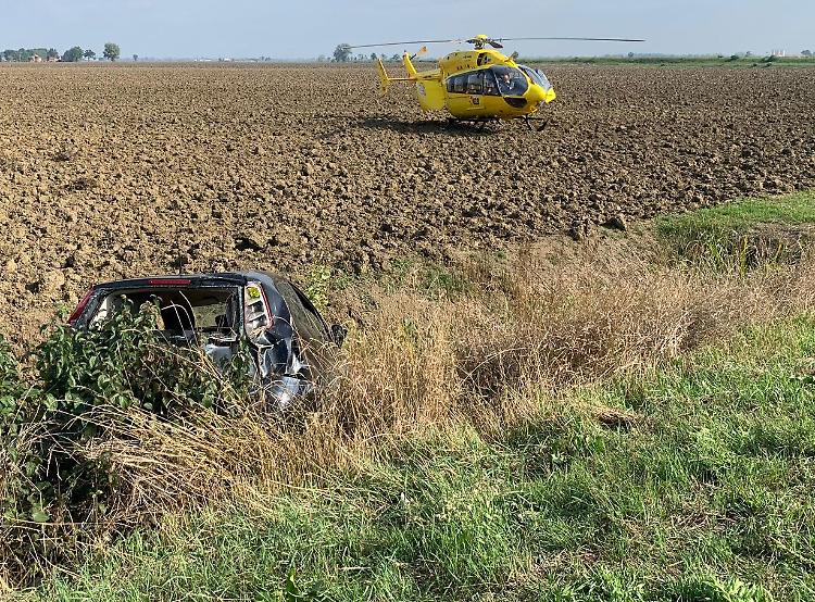 Castelvetro, fuori strada con l'auto: grave una 24enne