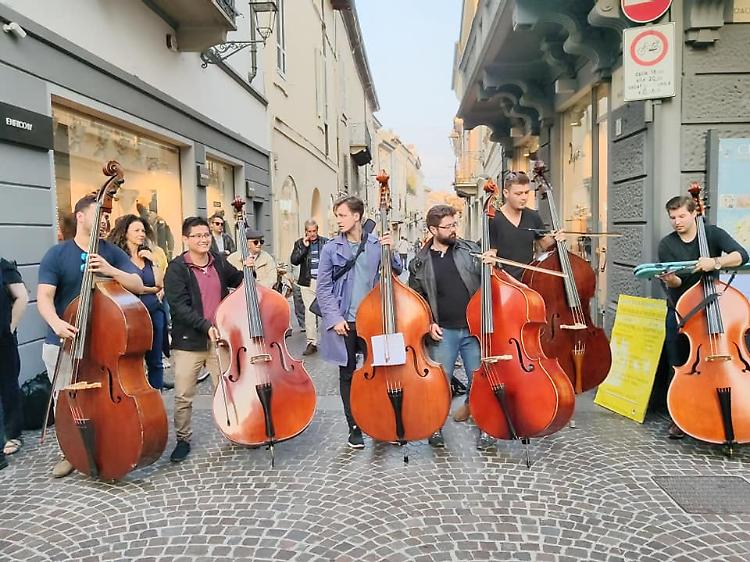Concorso  Bottesini, flash mob dei contrabassisti