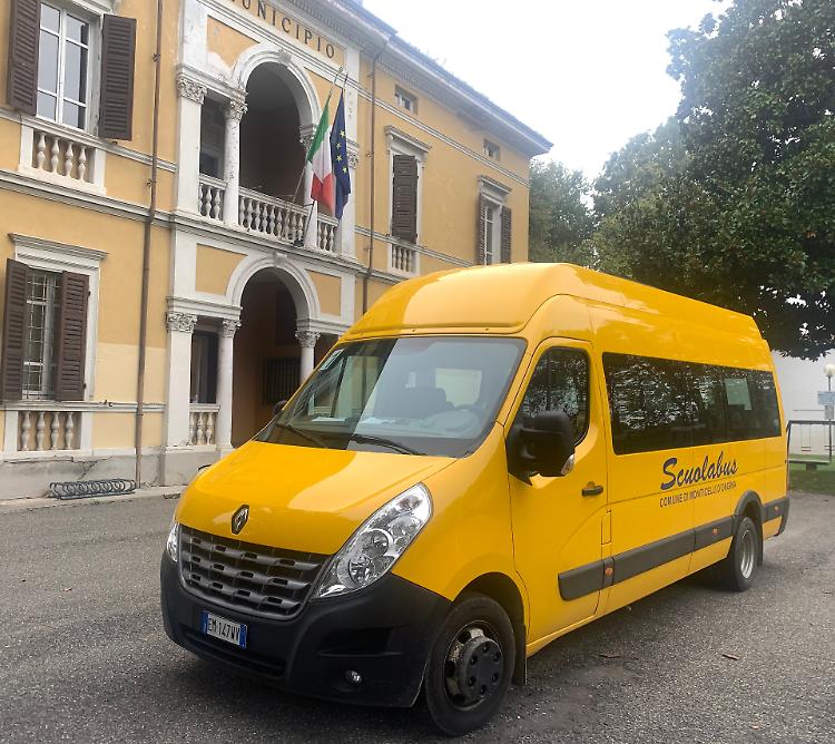 Auto contro lo scuolabus: sosta selvaggia e polemiche