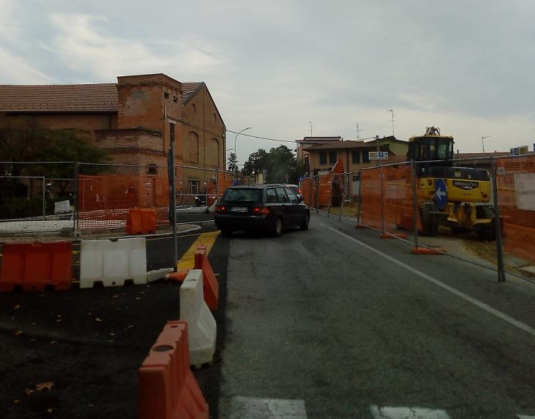 Scuole, rotonda aperta: ma è già caos e polemiche