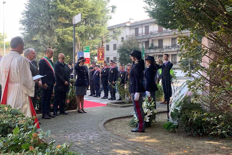 Castelvetro, ucciso da un rapinatore: omaggio all'agente Stefano Villa