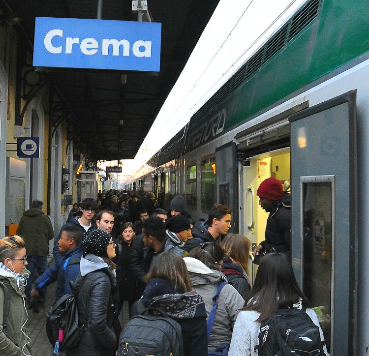 Treni, altra mattinata di caos: cancellazioni e ritardi