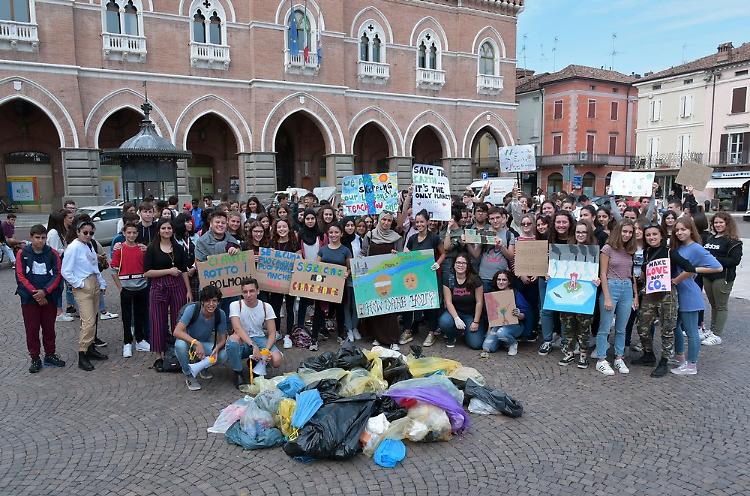 Casalmaggiore, gli studenti sul Listone per salvare il pianeta