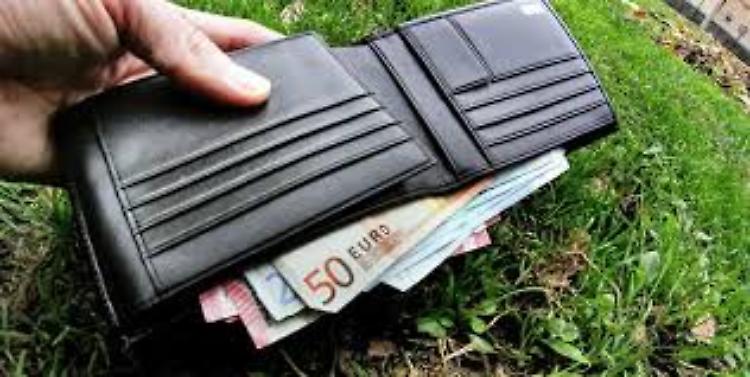 Sedicenne trova 800 euro e li rende al proprietario