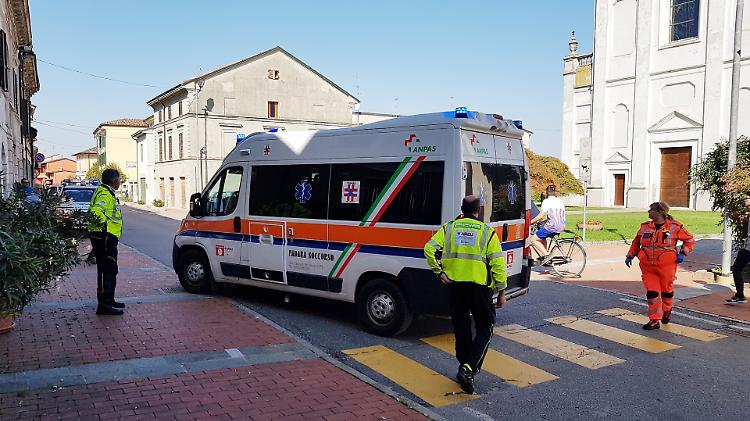 Malore in chiesa durante la messa, 88enne ricoverato