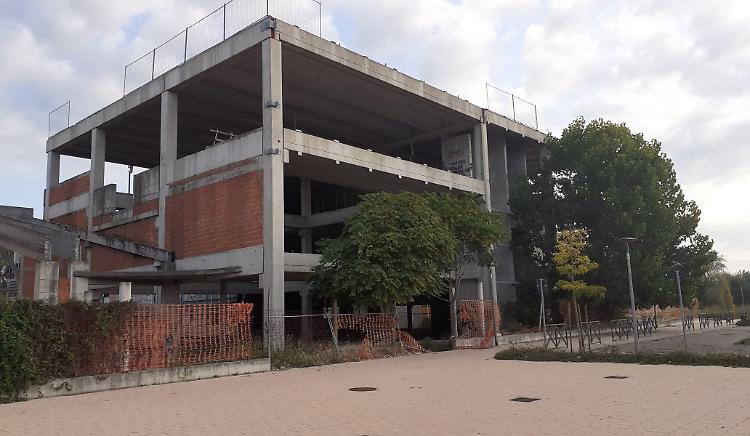 Ex scuola Cl, intrusioni continue. Abbattuta la recinzione