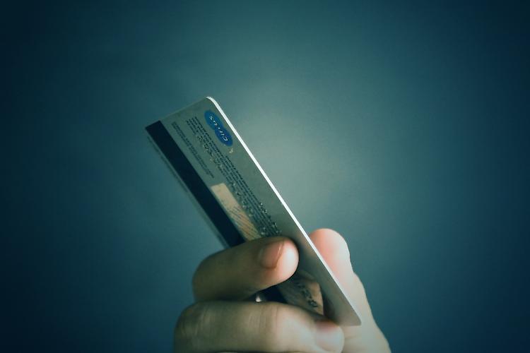 Carica la Postepay e non paga, 40enne condannato per truffa