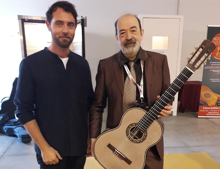 La chitarra di seta e resina, exploit del designer Alessandrini