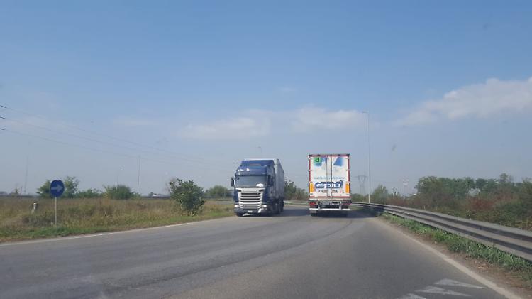 Paura, camion contromano alla rotonda di Cavatigozzi