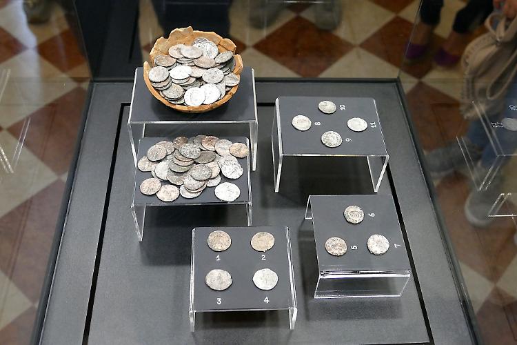Bedriacum, ecco le monete restaurate scoperte nel 2018
