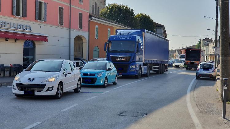 Incidente tra auto, disagi al traffico sull'Asolana