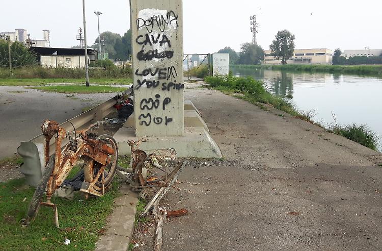 Rifiuti abbandonati, dal Canale spunta un motorino
