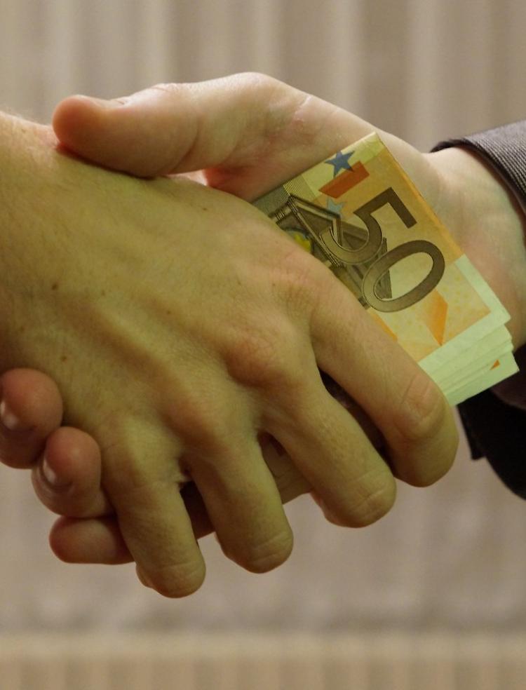 Tradita la fiducia dei clienti; promotrice finanziaria a processo