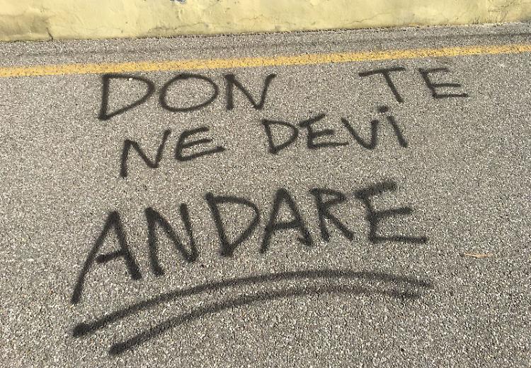 Scritte contro il don, assolto