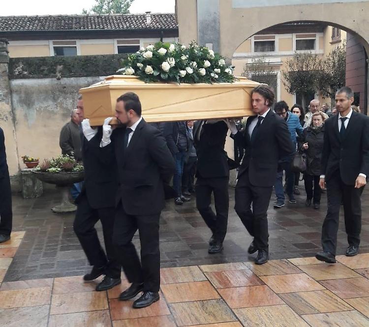 Tutto il paese per salutare Gianni, lo chef della trattoria Il Gabbiano