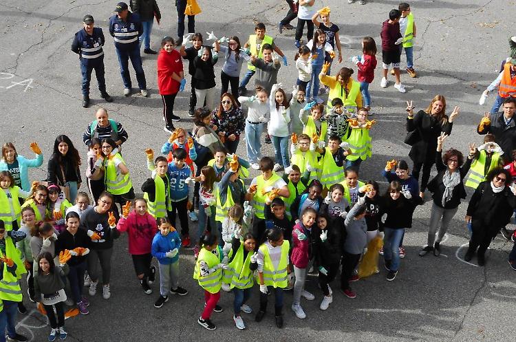 Alunni delle medie con guanti e sacchi neri per ripulire il centro cittadino