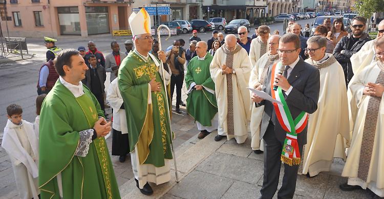 Paese in festa per l’ingresso del parroco 