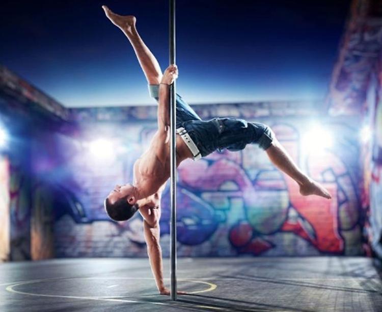 Cade durante la pole dance, 30enne grave