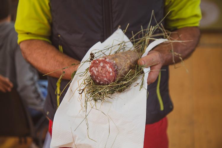 Ivano Pigazzi in finale con il suo salame affinato nel fieno
