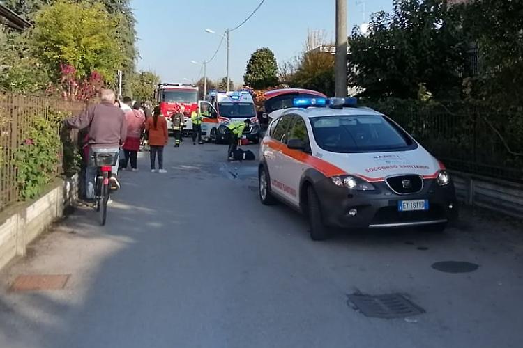 Auto contro palo della luce dopo lo scontro