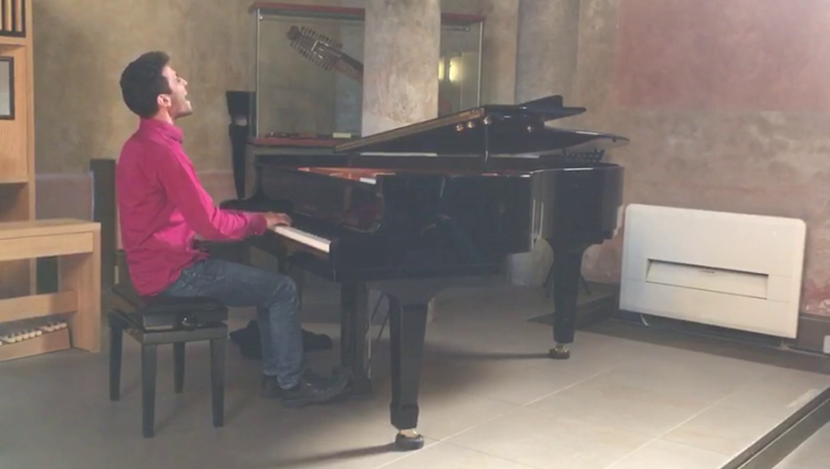 Il pianista di Yarmouk alla scuola di liuteria e al Caffè Letterario