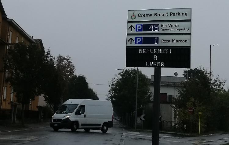 Parcheggi a pagamento, attivati i tabelloni per trovare posto