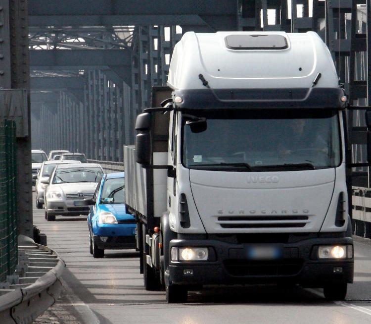 Ponte sul Po: un tutor controlla il peso dei tir