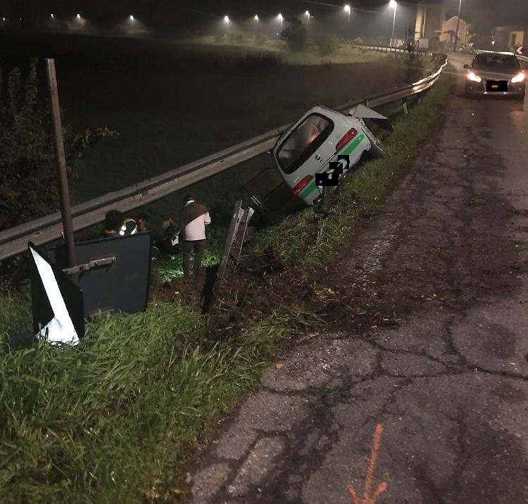 Fuori strada notturno in via Bosco, ferito un 54enne