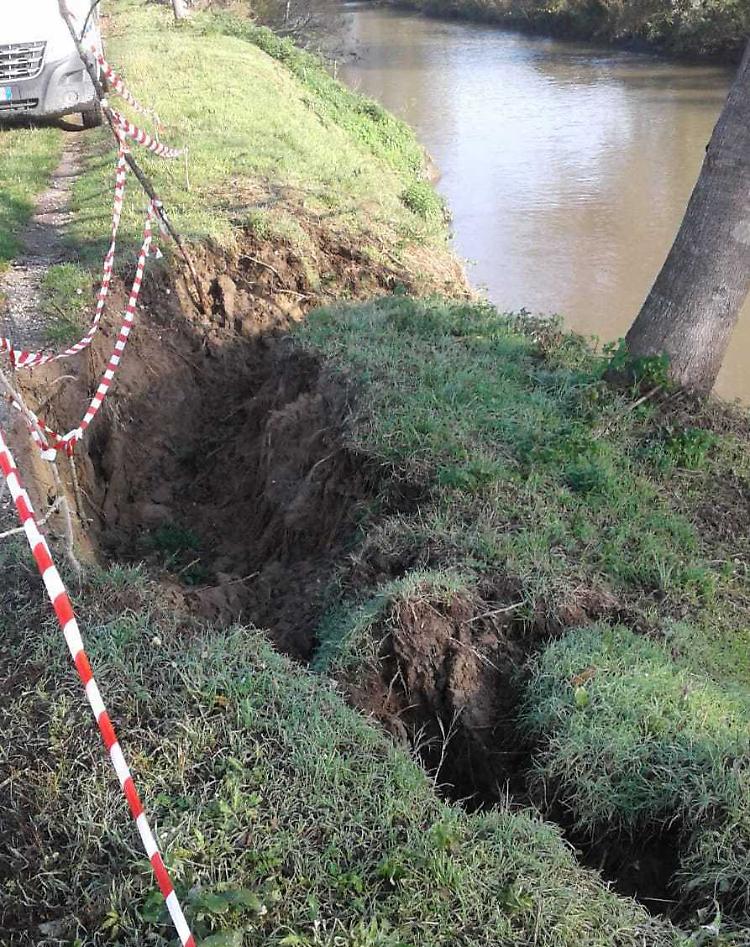 Porzione di argine cede lungo il Serio Morto, alzaia chiusa