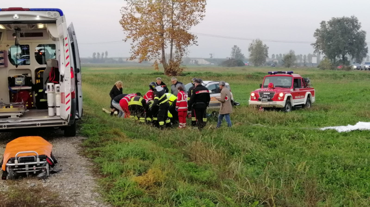 Ultraleggero precipita in un campo, ferito il pilota
