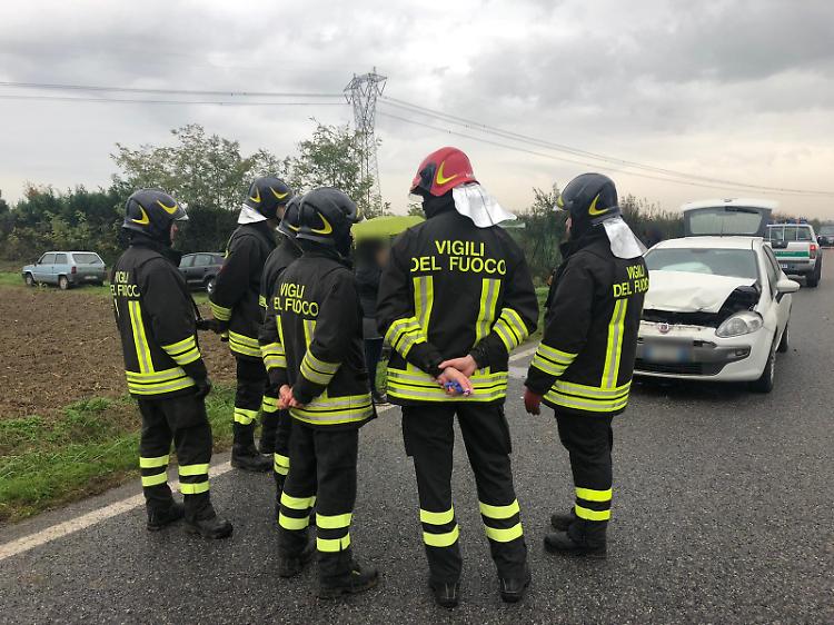 Scontro sulla Giuseppina, auto nel fosso