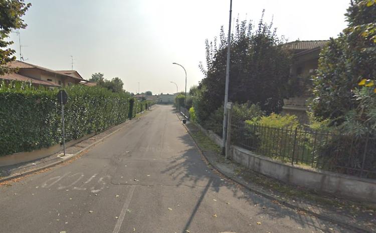Faccia a faccia l'incappucciato, ladro messo in fuga