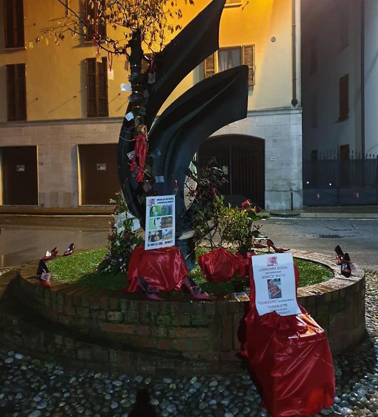 Rubata la panchina rossa simbolo della violenza sulle donne