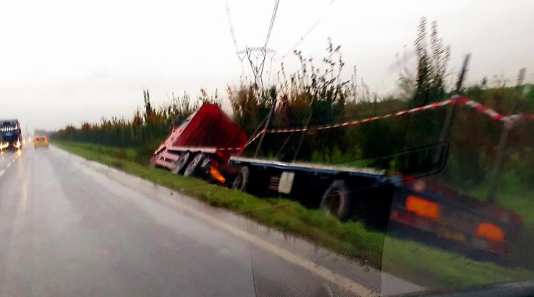 Camion finisce nel fosso: code e nessun ferito