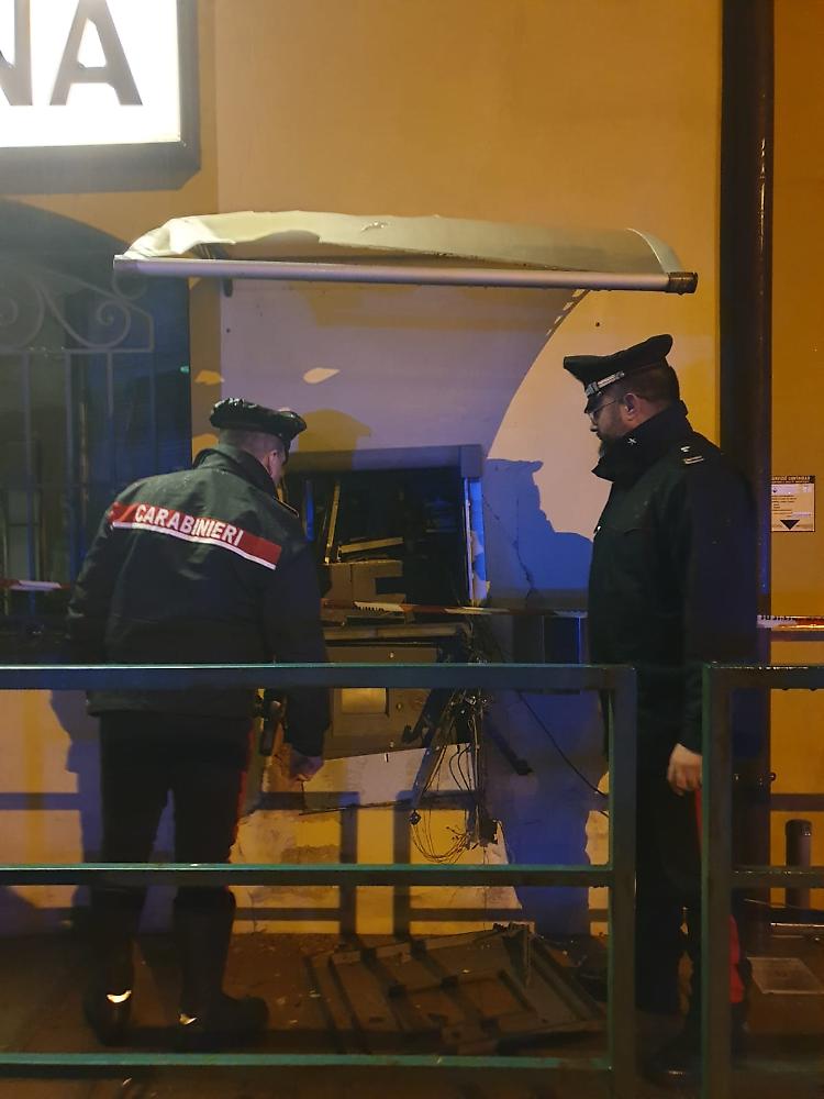Assalto al bancomat, esplosione e ladri in fuga con 10 mila euro