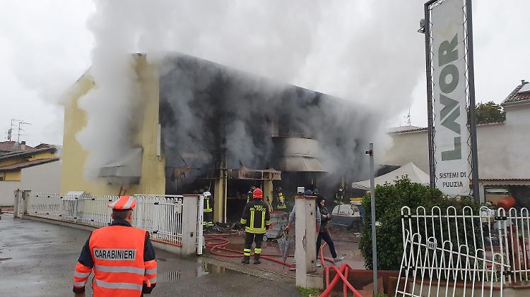 Vasto incendio alla Lavor Store, salvata una donna