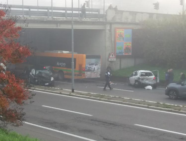 Scontro in tangenziale, coinvolti pullman e due auto