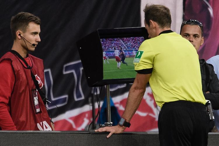 La Var sbarca ufficialmente nel campionato di Serie B, cosa ne pensi?