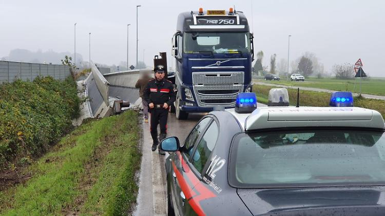 Trasporto eccezionale perde il carico sull'Asolana
