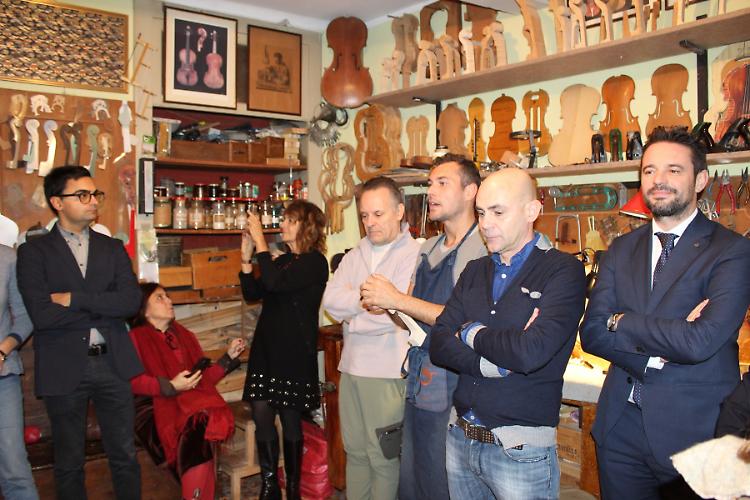 Le botteghe dei liutai diventano luogo di  incontro e scambio culturale
