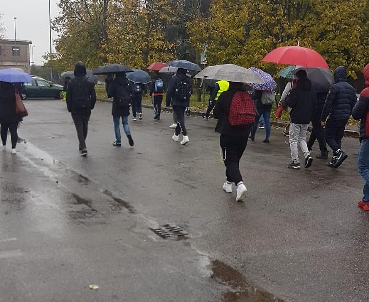 Fumo a bordo del treno per Treviglio, passeggeri via a piedi
