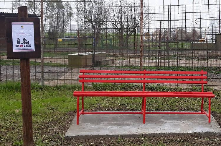 Violenza sulle donne, panchina rossa anche alla Tenda 2