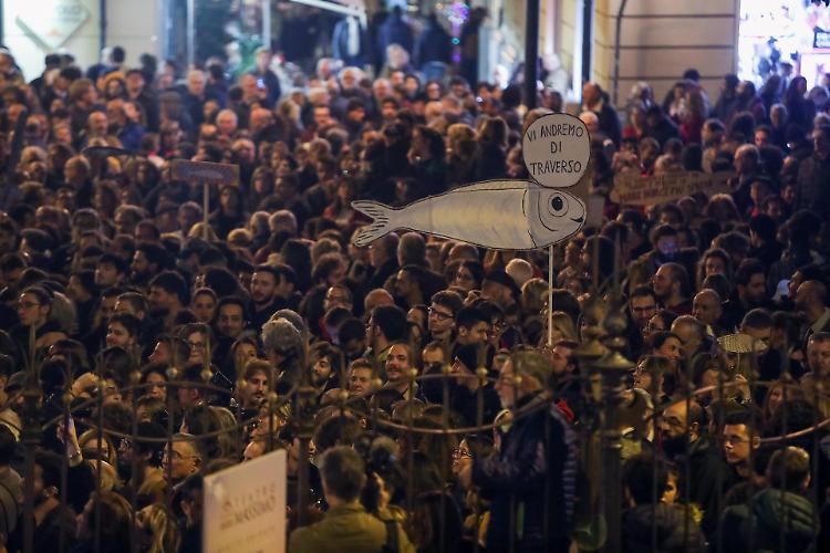 Sardine: prof minaccia gli studenti, la scuola prende le distanze