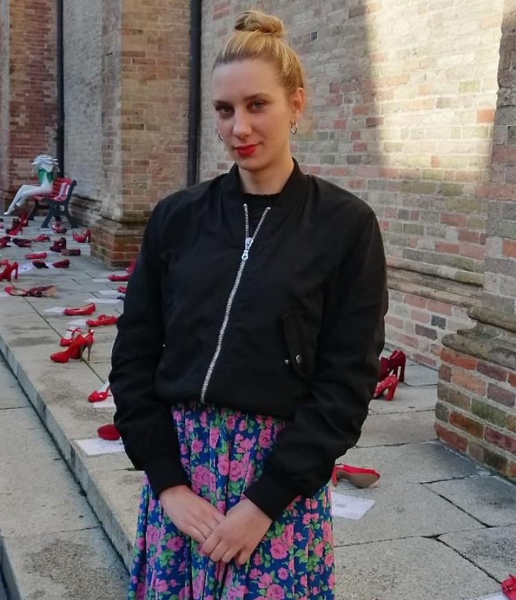 Schiaffeggiata in piazza Duomo da uno sconosciuto