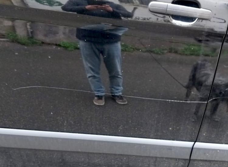 Trenta auto sfregiate, vandali scatenati in pieno centro