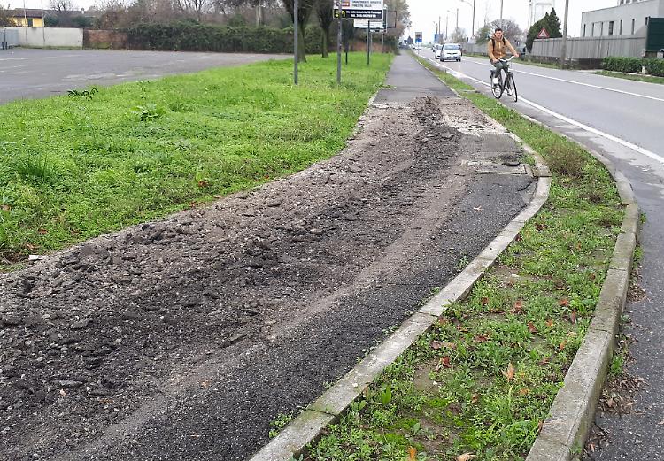 Rubano un escavatore: fuga sulla ciclabile