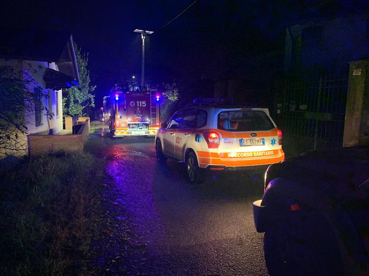 Impatta contro un cumulo di terra e si ribalta con l'auto