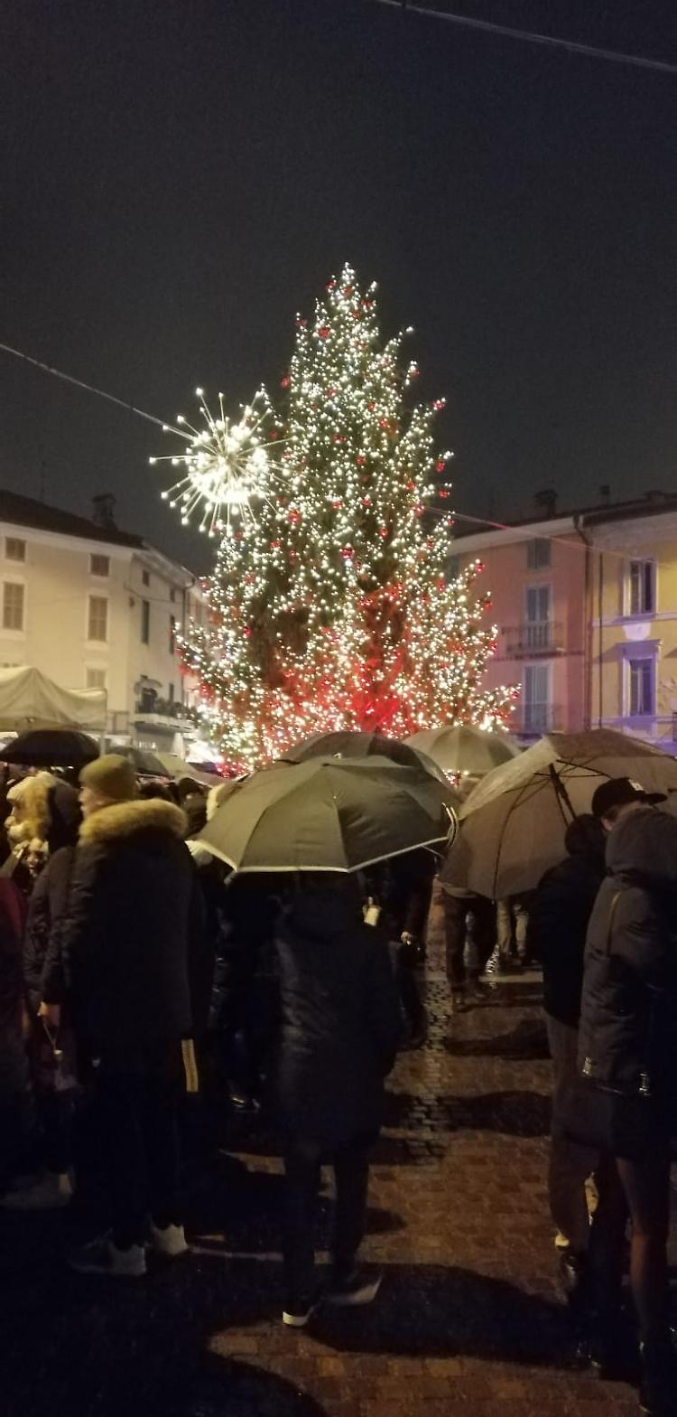 Maxi albero, luci, coro gospel e danza: la pioggia non ferma la cerimonia