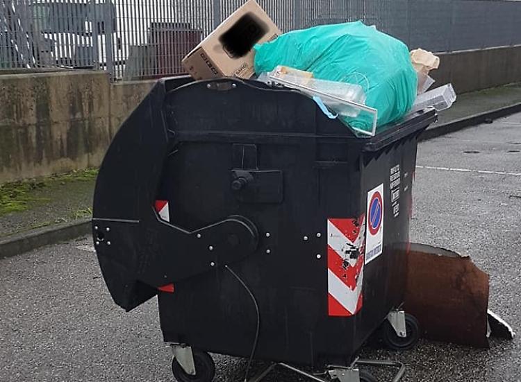 Pacchi buttati nei cassonetti, materiale sanitario nella spazzatura